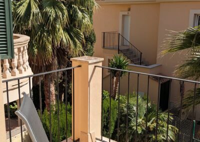 Balkon mit Sonnenliege und Blick ins Grüne