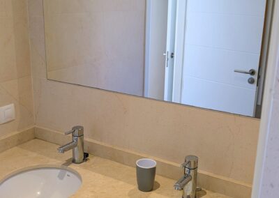 Badezimmer mit Doppelwaschbecken und großem Spiegel