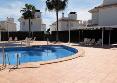Gemeinschaftspool der Anlage El Paraiso mit Kinderbecken und Sonnenliegen