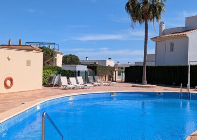 Poolbereich der Ferienanlage El Paraiso mit einzelner Palme