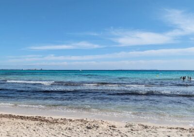 Feiner Sandstrand mit türkisem Wasser in der Nähe von Sa Ràpita auf Mallorca